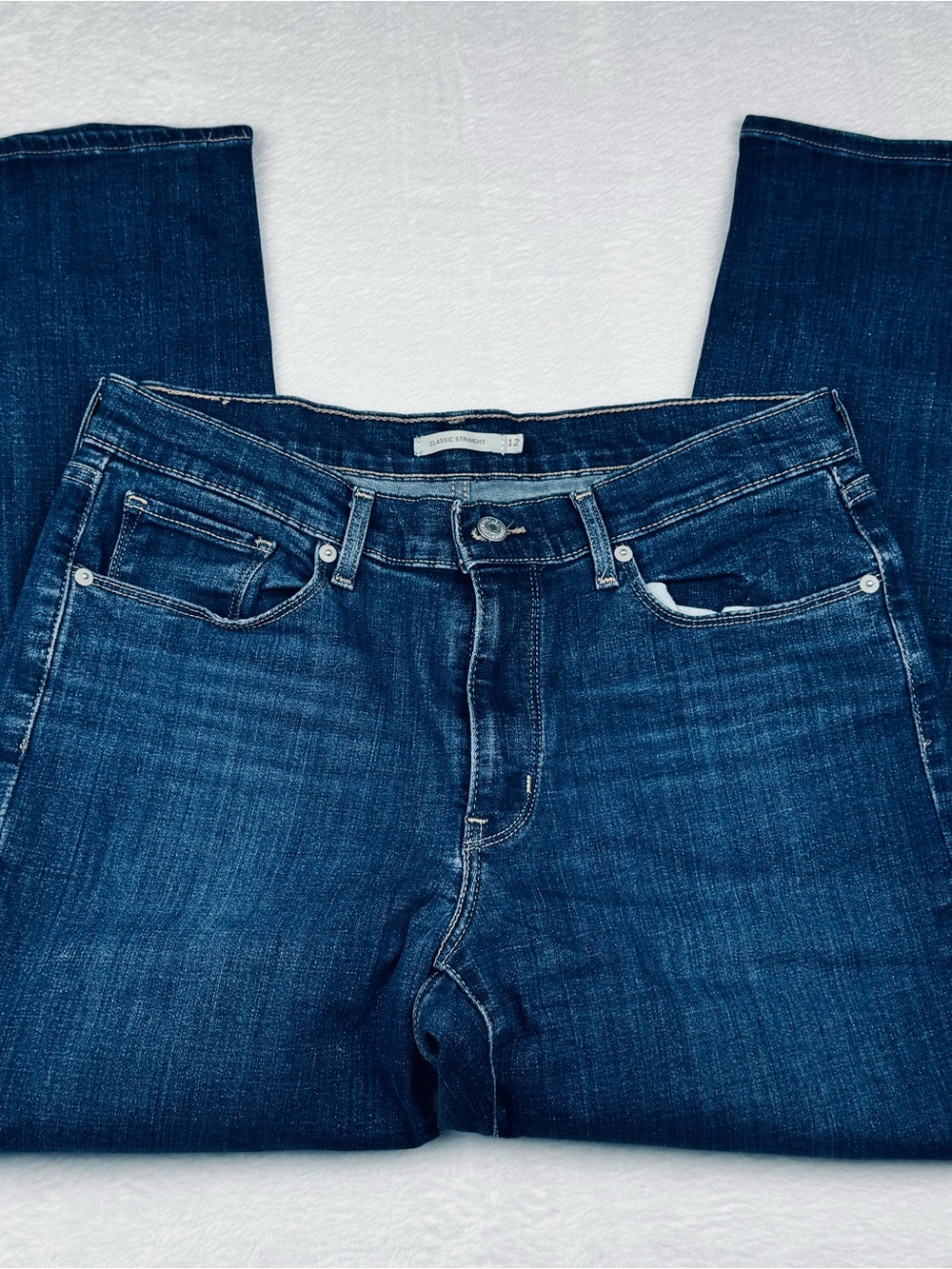 Levi's women's classic straight ankle jeans in a dark wash denim. Size 12.